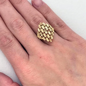 Anillo de cúpula de corte de diamante de oro retro de 14 quilates, anillo de filigrana ornamentada de oro grueso de 14 quilates, anillo de calado de oro amarillo de 14 quilates, banda de anillo de corte de oro amarillo de 14 quilates