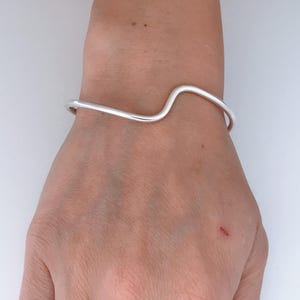 Vintage Dainty Sterling Silver Wire S Wave Cuff Bracelet, Retro Modern Thin Cable Swirl 925 Cuff, Contemporary Wavy Free From Zig Zag Maze