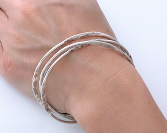 Three Vintage Mexico Hammered Flat Sterling Silver Oval Stacking Bangles Bracelets, Retro Modernist Minimalist Textured 925 Layering Bangles