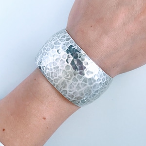 Vintage Mexico Wide Hammered Dome Sterling Silver Cuff Bracelet, Retro Modernist Wide Textured Tapered 925 Cuff, Chunky Convex Minimalist