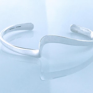 Vintage Dainty Sterling Silver ZigZag Cuff Bracelet, Retro Modern Swirl Wave 925 Cuff, Contemporary Wavy Free From Zig Zag Maze Wave Thin