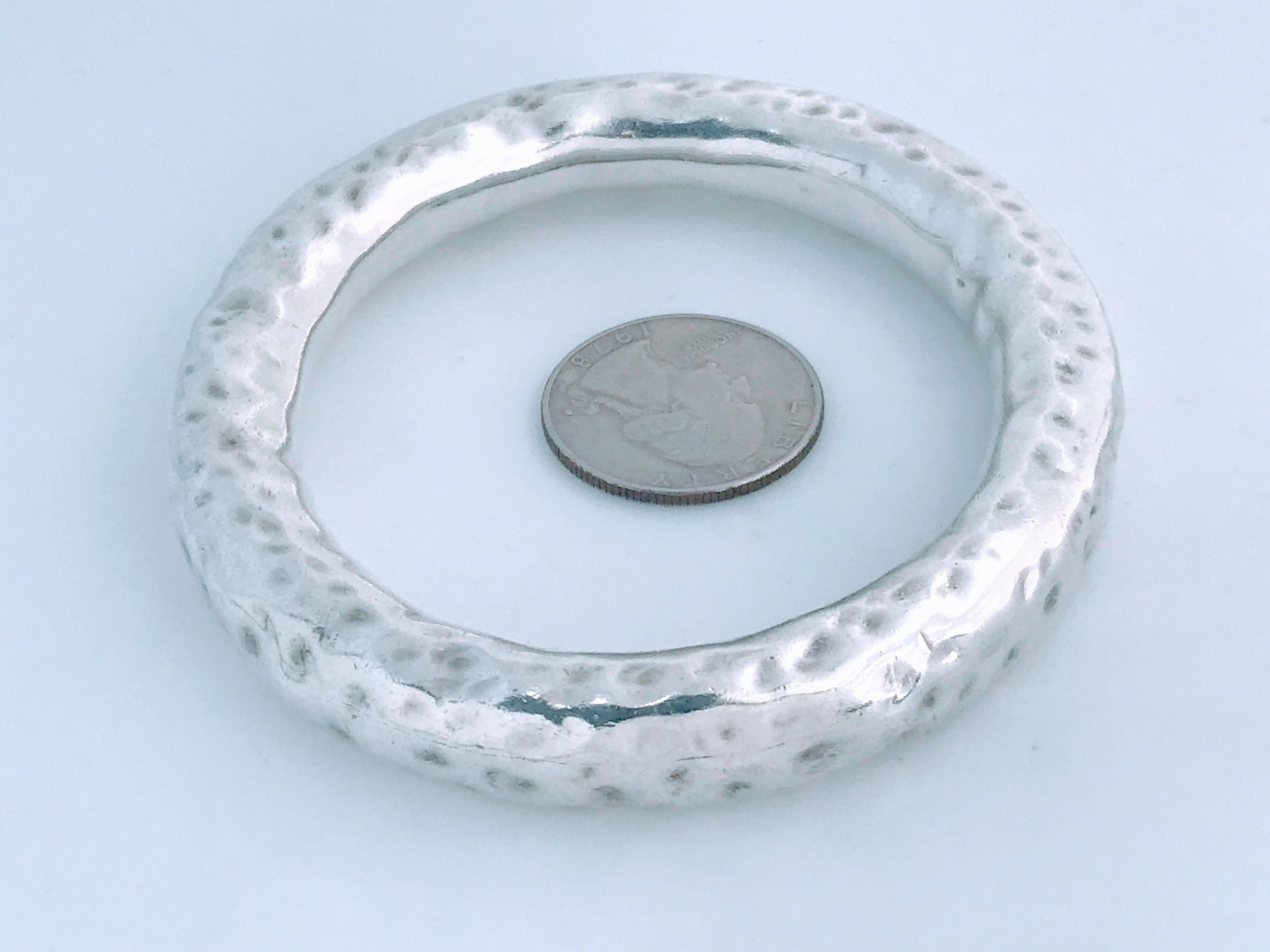 バングル Silver Oval Shape Hammered Surface Bangle / Bracelet / Cuff Silpada Heavy Oval Hammered Sterling Silver Bangle Bracelet
