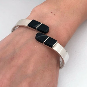 Vintage Taxco Sterling Silver Onyx Inlay Clamper Bangle Cuff Bracelet, Retro Mexico Modernist 925 Silver Black Stone Spring Bangle Bracelet