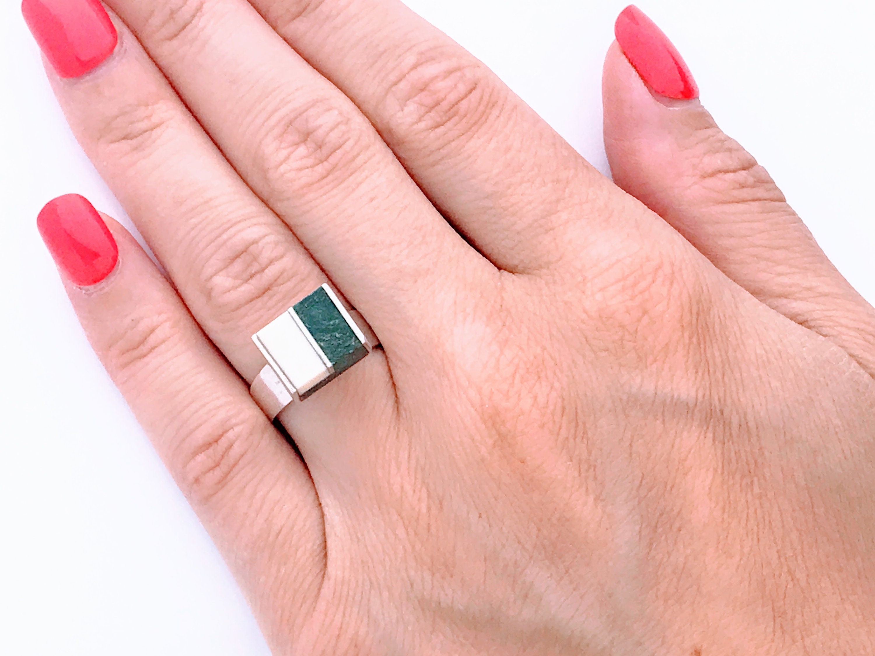 Bague Moderniste En Argent 925 - Pierre Dure Verte Pâle - Taille 54 - Occasion Très Bon état