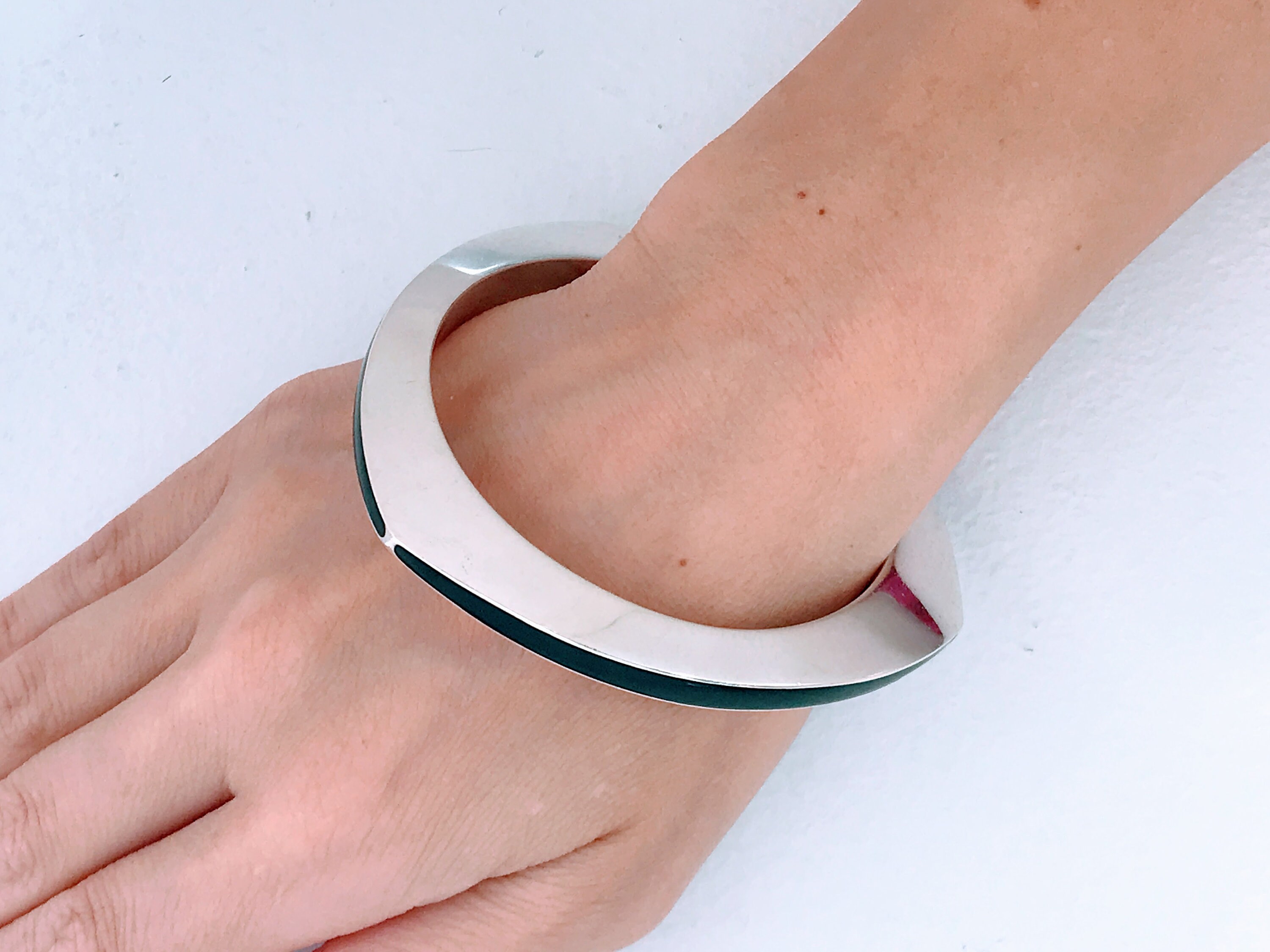 VTG Modernist 925 Sterling Silver Black Onyx Enamel Inlay Bangle Bracelet, Retro Big Wide Polished Triangle, Knife Edge Geometric Cuff Thick - Etsy VTG Modernist 925 Sterling Silver Black Onyx Enamel Inlay Bangle Bracelet, Retro Big Wide Polished Triangle, Knife Edge Geometric Cuff Thick - Etsy