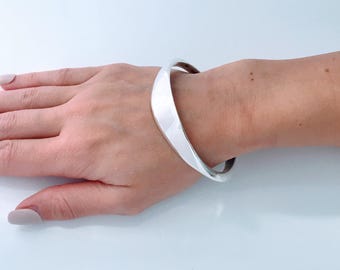 Vintage Modernist Asymmetrical Oval Mobius Strip Bangle Bracelet Solid Sterling Silver, Twisted 925 Smooth Polished Geometric Stacking Cuff