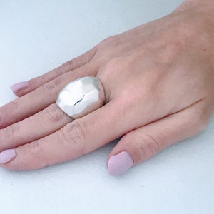 Robert Lee Morris RLM Studios Modernist Long Oval Hammered Dome Cigar Band Ring, Chunky Bold 925 Sterling Silver Textured Design Tapered Ban