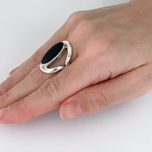 Vintage Chunky Oval Onyx Sterling Silver Open Band Ring, Retro Black Stone Long Double Teardrop Thick Wire Band Ring Cut Out Flat Bezel Dome