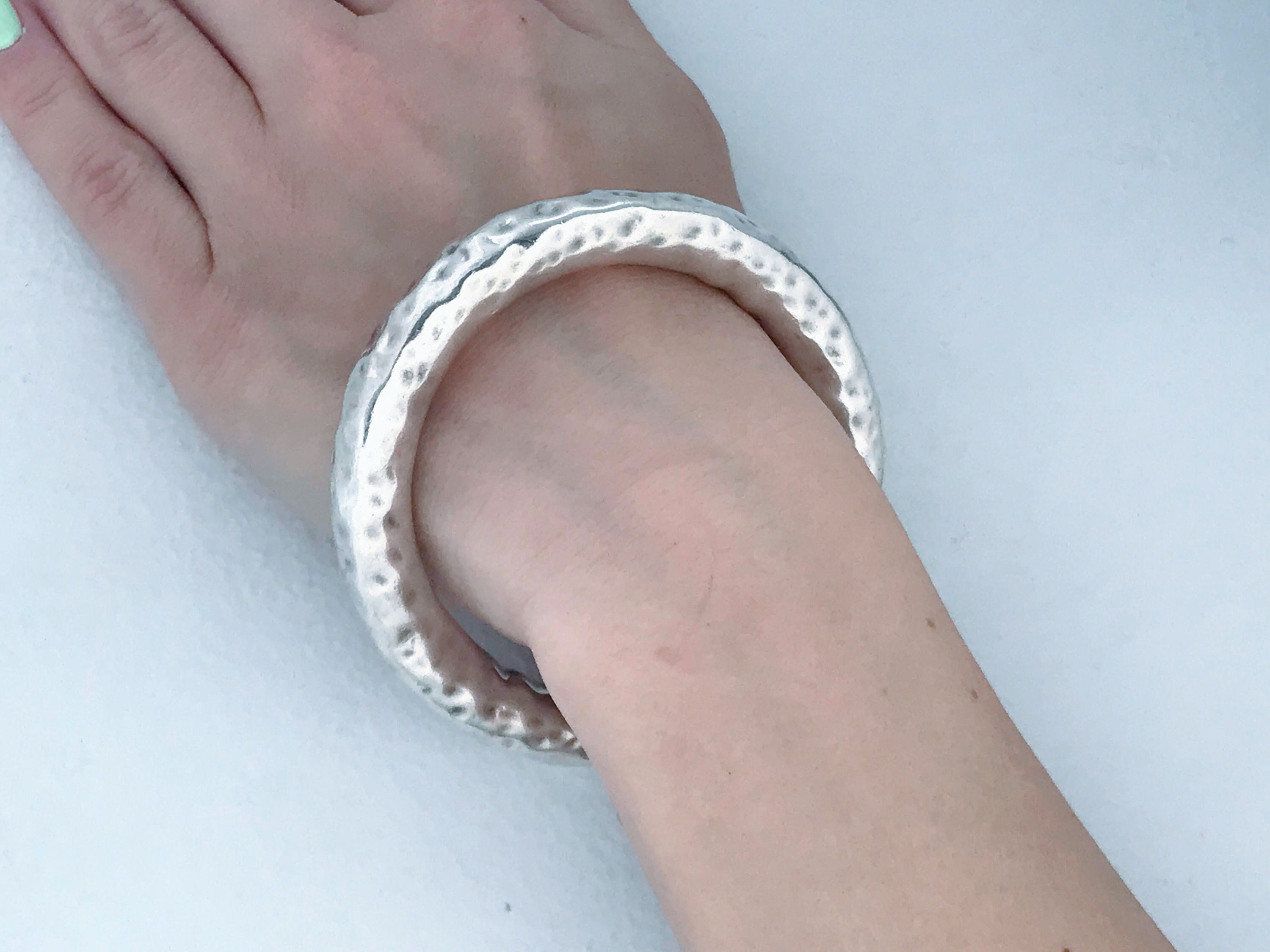 ブレスレット Silver Oval Shape Hammered Surface Bangle / Bracelet / Cuff Chunky Oval Hammered Sterling Silver Bangle Bracelet Cuff