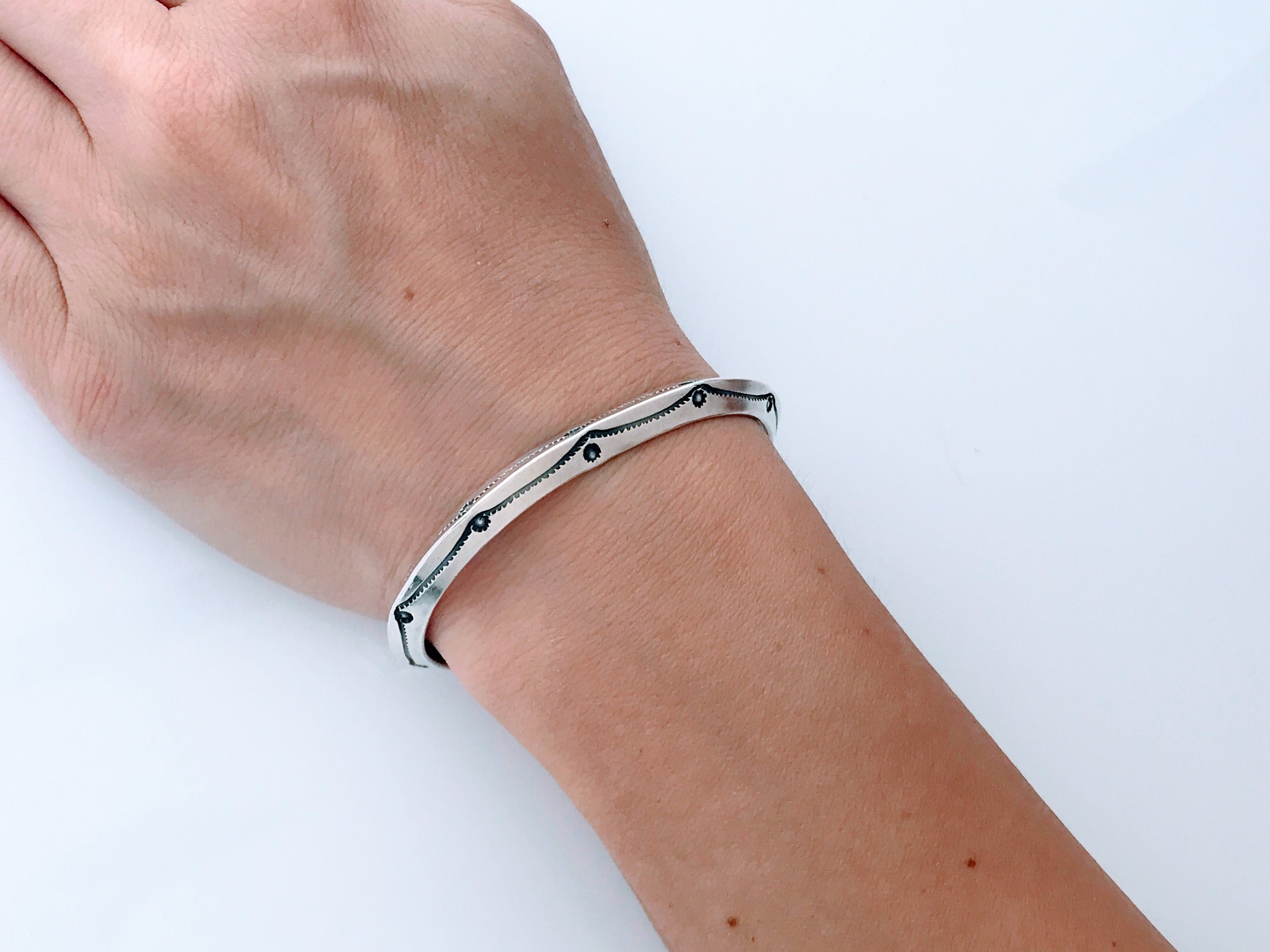 アクセサリー Vintage Navajo silver Bracelet Vintage Navajo Sterling Silver Cuff Bracelet, Thin Southwest