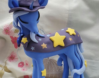 Die Große und Mächtige Trixie Figur | Handgemachtes My Little Pony Sammlerstück | Polymer Clay Einhorn Skulptur | MLP Fan Art | Trixie Geschenk