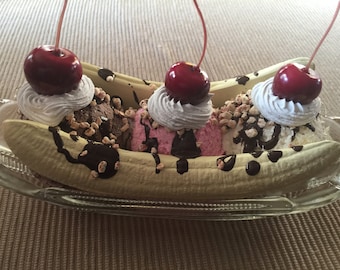 Fake Banana Split, Fake Ice Cream, Summer Picnic Decor, Fake Summer Food, Fake Desert, Fake Home Decor, Birthday Party Decor, Food Staging