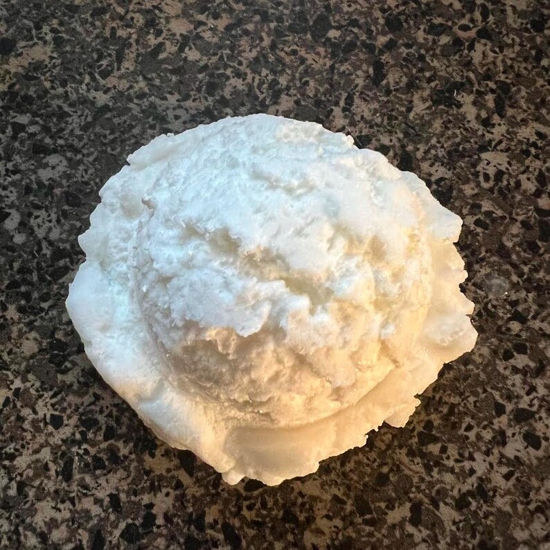 K&ouml;nnte beinhalten: Eine Kugel wei&szlig;es Vanilleeis mit leicht strukturierter Oberfl&auml;che.