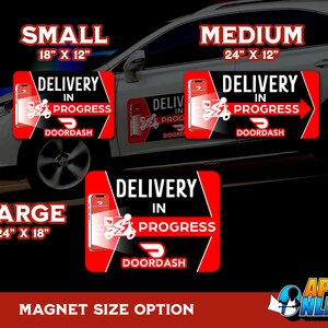 Może przedstawiać: Trzy prostokątne magnesy samochodowe DoorDash z czerwono-czarno-białą grafiką. Tekst brzmi DELIVERY IN PROGRESS oraz DOORDASH. Rozmiary to Small 45,7 cm na 30,5 cm, Medium 61 cm na 30,5 cm oraz Large 61 cm na 45,7 cm.