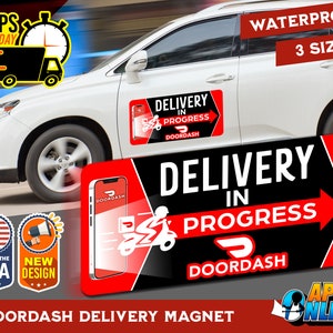 Może przedstawiać: Prostokątny magnes dostawczy DoorDash na pojazdy z czarno-czerwonym tłem, białą ikoną smartfona, grafiką skutera oraz napisem DELIVERY IN PROGRESS. Projekt zawiera logo DoorDash i jest wodoodporny.
