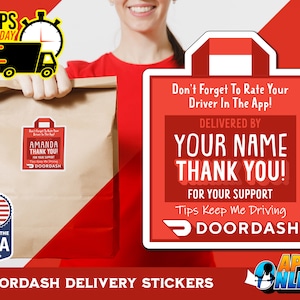 Może przedstawiać: Brązowa papierowa torba z prostokątną czerwoną naklejką z białym napisem: Don't Forget To Rate Your Driver In The App! DELIVERED BY YOUR NAME THANK YOU! FOR YOUR SUPPORT Tips Keep Me Driving oraz logo DoorDash.