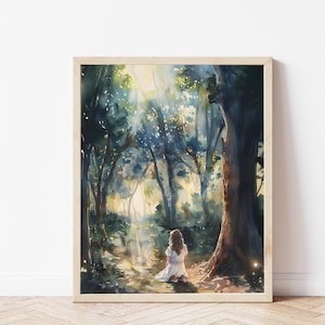 Op de afbeelding: Een aquarel schilderij van een vrouw in een witte jurk die in een bos zit. De zon schijnt door de bomen en creëert een warme gloed. De vrouw kijkt naar de grond en er zijn kleine witte stippen verspreid over het hele schilderij.
