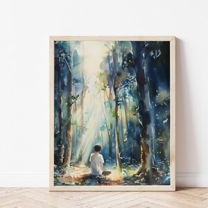 Op de afbeelding: Een aquarel schilderij van een persoon die in een bos zit met zonlicht dat door de bomen schijnt. De persoon draagt een wit shirt en zit op de grond. De bomen zijn hoog en slank, en het zonlicht werpt lange schaduwen op de grond.