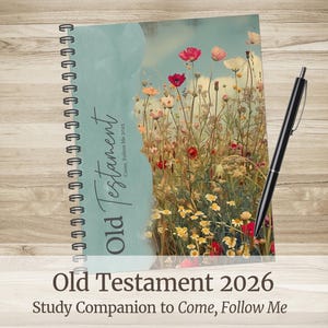 Könnte beinhalten: Ein Spiralnotizbuch mit floralem Cover und einem schwarzen Stift. Das Cover zeigt ein Feld mit Wildblumen in Rot-, Rosa-, Gelb- und Weißtönen vor blauem Himmel. Der Text "Old Testament 2026" ist auf dem Cover abgebildet.
