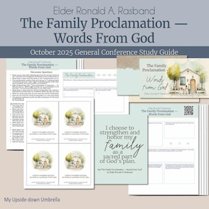 Puede incluir: Una colección de guías de estudio y tarjetas titulada "La Proclamación sobre la Familia - Palabras de Dios" por el élder Ronald A. Rasband. Los materiales presentan una ilustración en acuarela de una casa y una familia, con texto.