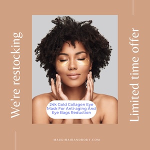 Op de afbeelding: Een vrouw met donker krullend haar draagt gouden onderoogpatches. De tekst op de afbeelding luidt "24k Gold Collagen Eye Mask For Anti-aging And Eye Bags Reduction" en "MAUKIHAIRANDBODY.COM".