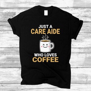 ユニセックス介護士シャツ、介護士コーヒー愛好家デザインTシャツ、男性と女性のための介護士看護師の名言に最適なギフト