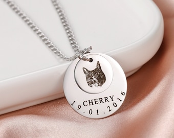 Può includere: Collana d'argento con un ciondolo rotondo con un'immagine incisa in bianco e nero di un gatto e il testo "19.01.2016 CHERRY".