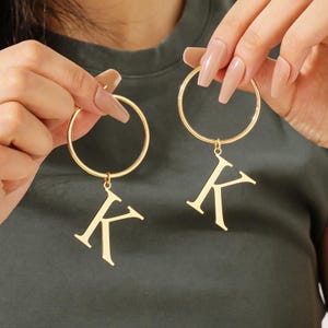 Aro de oro de 18 k, aro con inicial personalizado, aro grueso con letra personalizada, aros grandes para mujer, regalo para ella
