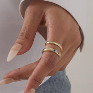 Peut inclure: Deux bagues en or avec de petites pierres précieuses. La bague du haut porte la gravure "CARLY".