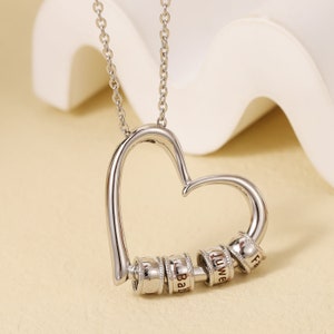 Encantador collar de corazón con cuentas grabadas en acero inoxidable, collar con nombre personalizado para mujer, joyería familiar, regalo del día de la madre
