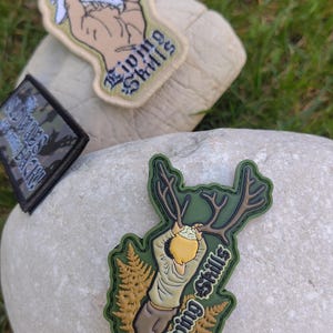 3 x PATCHER av Living Skills AUFNÄHER Gestickt PVC Gedruckt Wild Kid, Oldways Are Coming Back, Reverent Hand with Bone