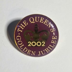 The Queens Golden Jubilee 2002 PIN BADGE Vintage Royal Memorabilia