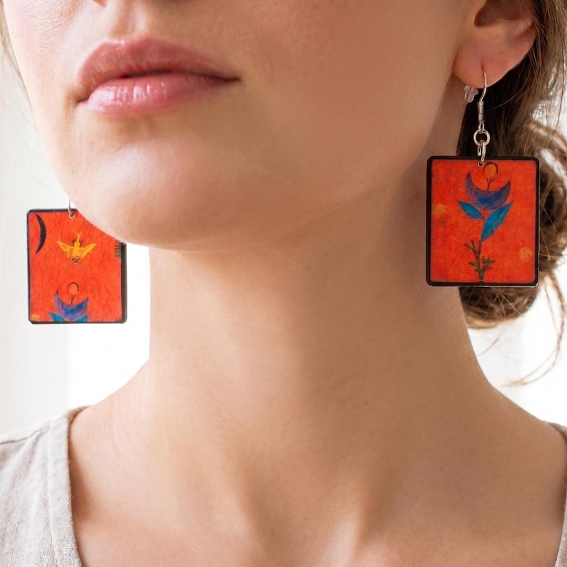 paul Klee art earrings red and blue weared by a model, earrings in sostainable wood handmade by Obljewellery