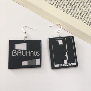 Logotipo de la Bauhaus. Pendientes asimétricos.