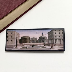 Könnte beinhalten: Eine rechteckige Anstecknadel mit einer detaillierten Illustration eines italienischen Stadtplatzes mit klassischer Architektur, einschließlich eines Kuppelbaus, eines runden Gebäudes und hoher Säulen, umrahmt von einem dünnen schwarzen Rand.
