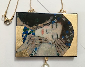 Collar con colgante artístico “El Beso” de Gustav Klimt con perla y pan de oro
