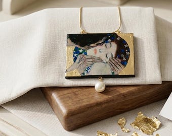 Gustav Klimt “The Kiss” Art Pendant Necklace with Pearl and Gold Leaf