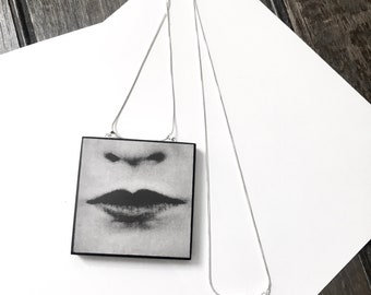 Collier à pendentif lèvres Pop Art Bauhaus noir et blanc – Bijoux géométriques en bois durable
