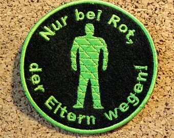 Aufnäher "Nur bei Rot, der Eltern wegen!" mit Ampelmann (West) in leuchtendem Grün