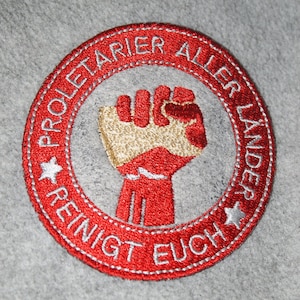 Peut inclure: Écusson brodé rouge avec un poing levé et le texte "Proletarier aller Länder vereinigt euch" dans un cercle blanc.