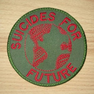 Könnte beinhalten: Grüner gestickter Aufnäher mit roten Nähten. Der Aufnäher zeigt eine rote Umrandung der Erde mit den Worten "SUICIDES FOR FUTURE" darum herum.