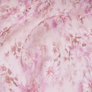 Tessuto bianco in chiffon di seta con stampa floreale rosa, larghezza 55 pollici, in iarda/metro