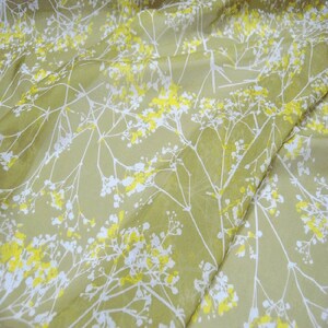 Tessuto con stampa floreale in chiffon di seta con rami di fiori densi, larghezza 54 pollici, ciffon di seta, abito, camicia, gonna, tagliato a misura/al metro