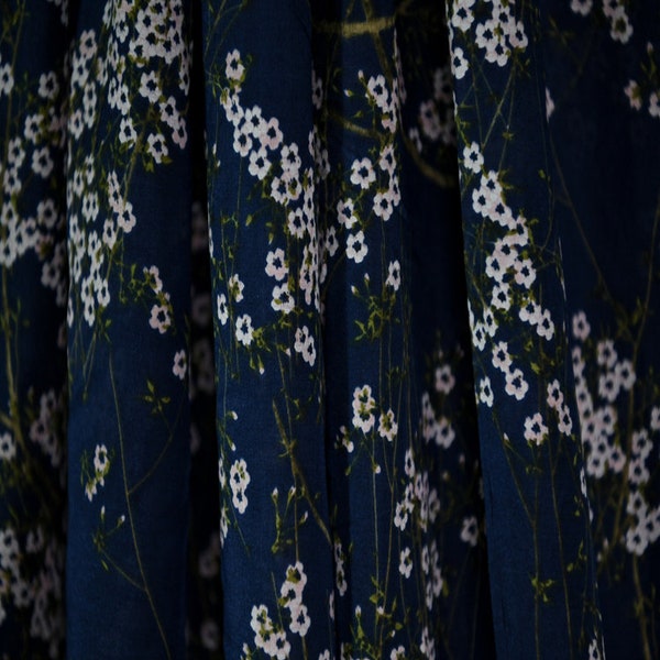 Silk Cotton Blend Tissu, Flower Tree Print Dark Blue Silk Cotton Blend Print Fabric, Tissus dans la cour, largeur 55 pouces