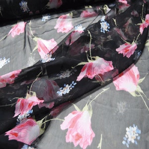 Tessuto chiffon di seta nero con stampa floreale, larghezza 55 pollici, tagliato su misura/metro