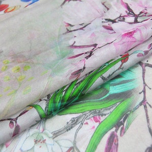Stampa floreale Seta Chiffon Tessuto grigio, larghezza 53 pollici, nel cortile / metro