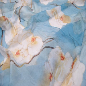 Tessuto blu georgette di seta con stampa floreale Larghezza 54 pollici, tessuto georgette di seta
