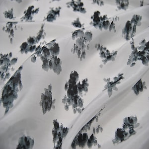 FloralEr Druck Seide Baumwollmischung weißEr Stoff, Breite 54 Zoll, Bekleidungsstoff