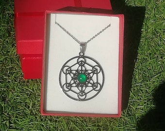 Pendentif cube de metatron avec pavé en verre peint (40 couleurs) sur acier inoxydable argenté ou doré, bijou artisanal,créateur français