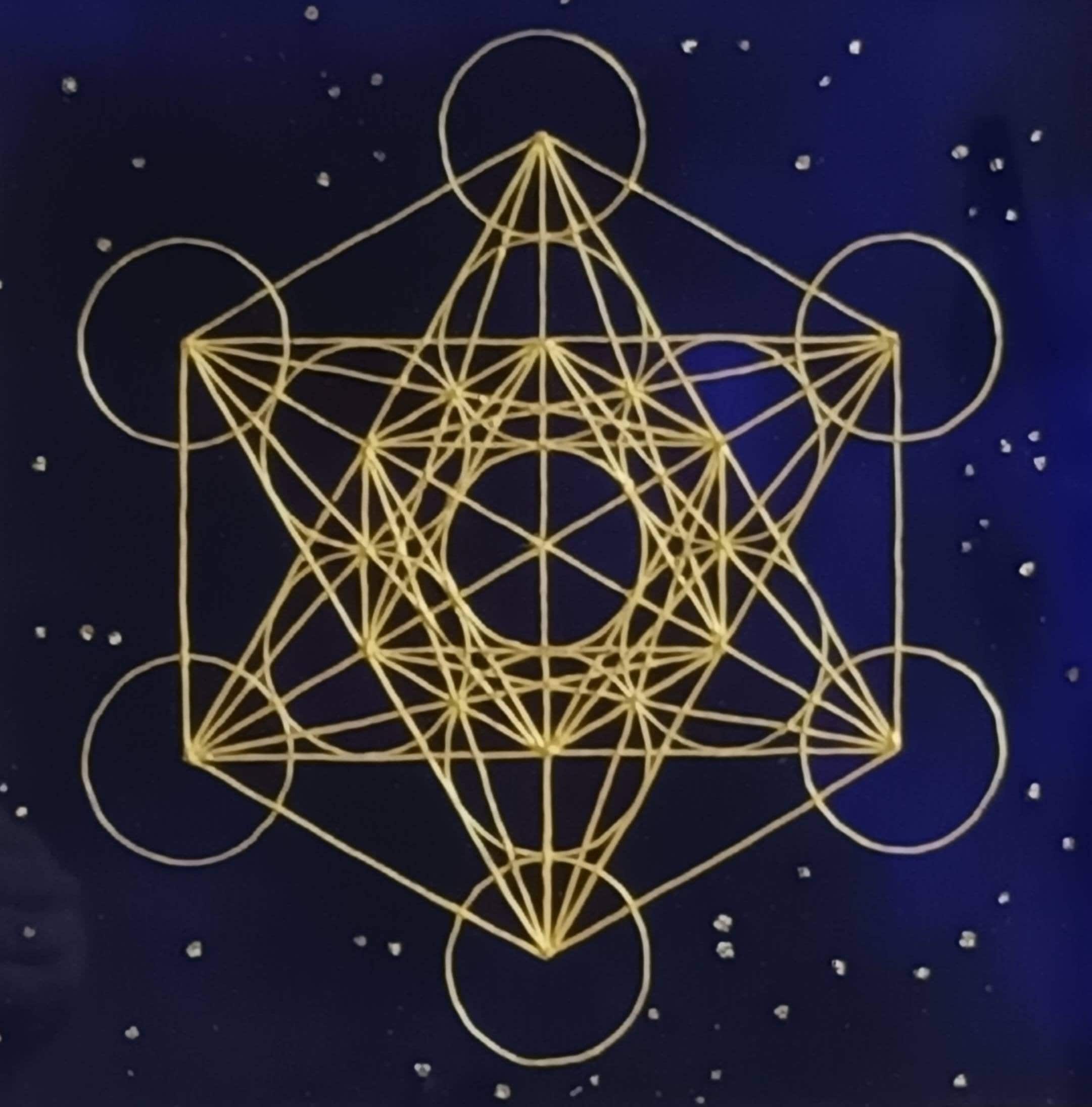 Goldener MetatronWürfel auf einem GalaxienHintergrundtisch, um ihn so